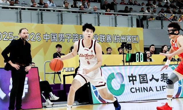 宝威体育-砍27分+7记三分！国手后卫打法堪比CBA小外援，率队掀翻卫冕冠军